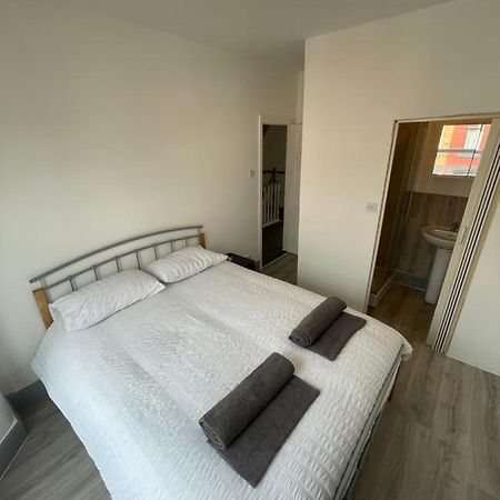 بيركينهيد M&C Guest House المظهر الخارجي الصورة