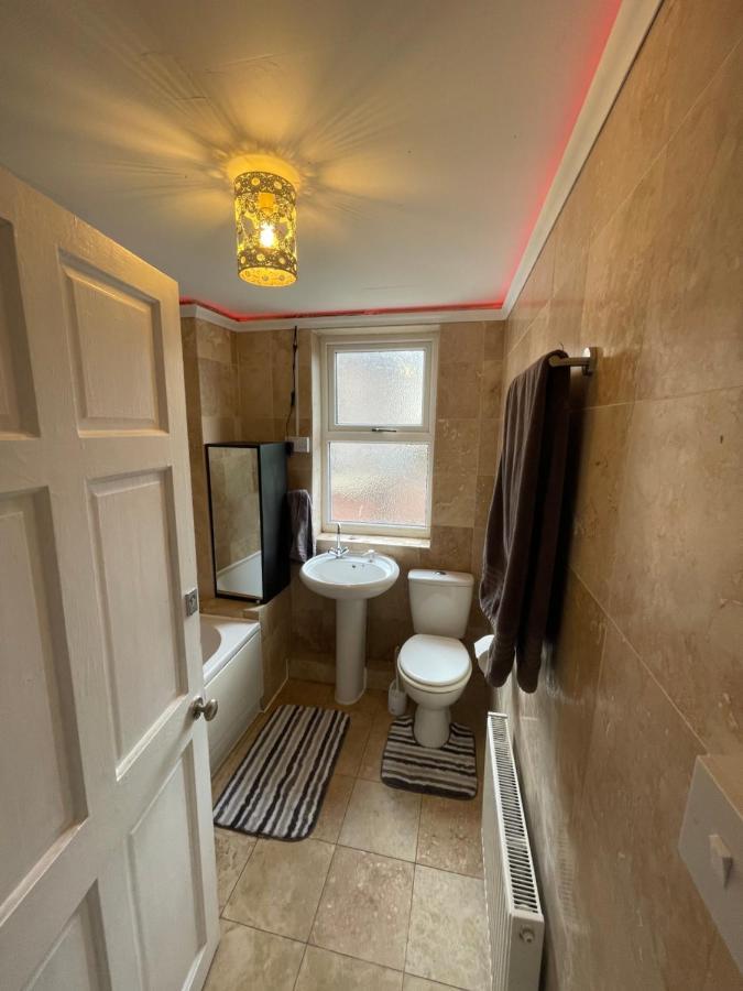 بيركينهيد M&C Guest House المظهر الخارجي الصورة