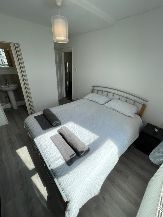 بيركينهيد M&C Guest House المظهر الخارجي الصورة